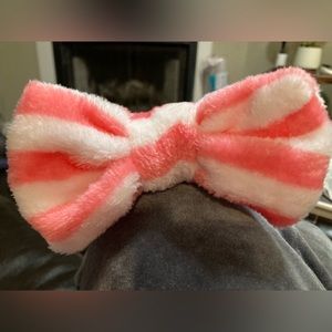 Soft and stretchy headband in pink/white stripes